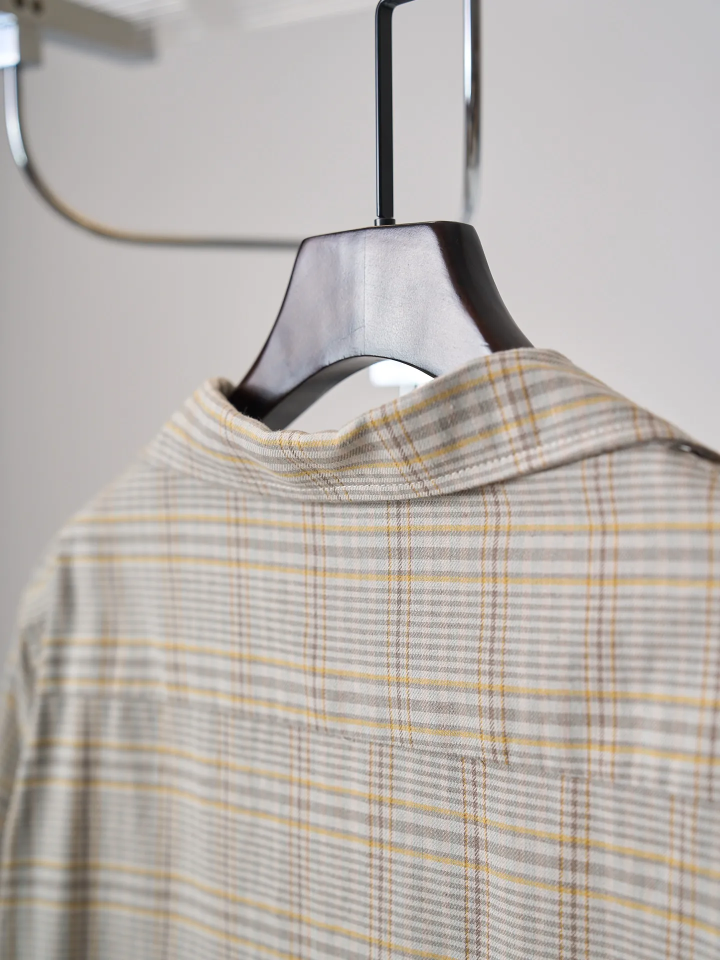 [Real auction] Loro Piana/LP linen plaid Cuban collar button patch pocket side slit short-sleeved shirt [In Stock] S M L XL uses top-quality natural fabrics, precise plaid alignment technology, humanized structural tailoring and extreme detail work to build ultra-high craftsmanship barriers. Every detail has been polished through multiple processes, showing the level of low-key luxury ready-made clothing. The fabric is made of the brand's exclusive custom-made high-count worsted linen blend. It is combed with long fibers, low-tension weaving, multiple pre-shrunk, enzyme washed, and soft-cured and set. It retains the natural breathable heat dissipation properties while improving anti-wrinkle drape performance. The cloth surface is matte and delicate, and feels warm and skin-friendly. The plaid pattern adopts warp and weft precision yarn-dyed technology, and the yarn color matching and grain spacing are strictly calibrated to achieve precise alignment of the body, pockets, and side slits. The cutting and sewing accuracy requirements are strict, and the slightest deviation will be scrapped, and the production loss is extremely high. The version adopts a casual Cuban collar structure. The collar has a built-in light and thin shaping lining. It is drawn and shaped by high temperature. The curvature is natural and soft, without any stiffness or tightness. The body adopts a straight and slightly loose straight version, with a customized side slit structure on the side hem, and a bias-cut seamless edge, taking into account both the movement margin and the drape line; the chest patch pocket adopts three-dimensional press lining technology, the bag shape is flat and stiff, the bag mouth is reinforced, the button points are precise and symmetrical, and the wiring is concealed and exquisite. The auxiliary materials are natural horn buttons, which are hand-polished and polished, and the color is transparent and moist; the entire sewing thread is made of imported high-density special threads of the same color, using Italian dense stitching technology, with even and fine stitch spacing, and smooth and invisible seams. Cutting splicing strictly controls millimeter-level errors to eliminate defects such as grid offset and uneven routing. Ready-made garments undergo multiple processes of low-temperature steam three-dimensional ironing, artificial fine trimming, texture softening, and secondary styling to weaken the traces of industrial mass production and create a relaxed, high-end, quiet and luxurious texture. From the weaving of Premium fabrics, precise grids, and three-dimensional tailoring to the fine workmanship of detailed accessories and high-end finishing of garments, the entire piece has complex and delicate processes and a high degree of manual intervention, perfectly interpreting Loro Pian's minimalist and advanced Italian casual aesthetics.